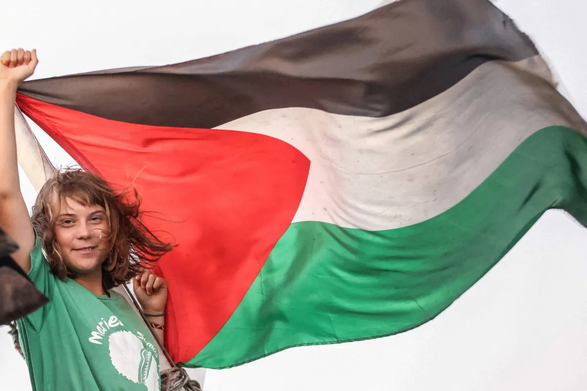 إسرائيل أجبرت غريتا ثونبرغ على تقبيل علمها أثناء احتجازها