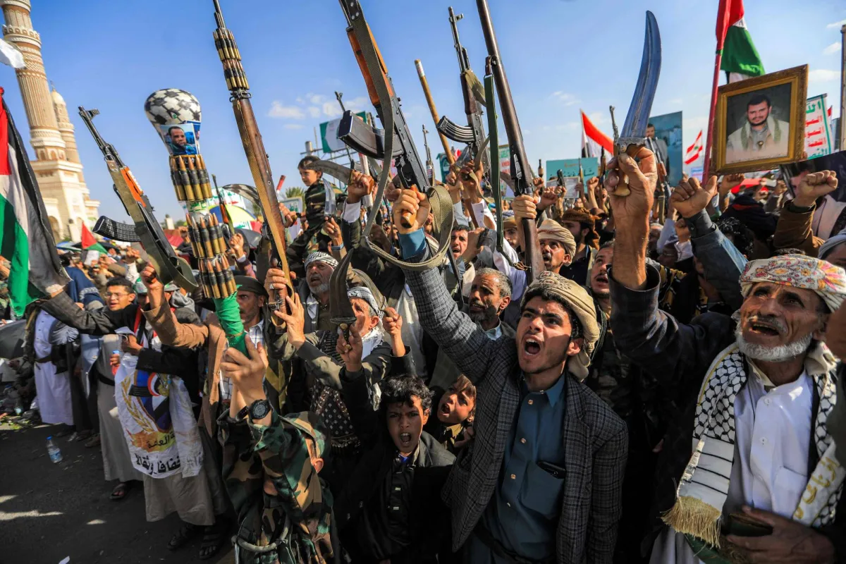 الحوثيون يتبنّون صاروخاً باليستياً اعترضته إسرائيل دون أضرار
مخاوف يمنية من ردود فعل انتقامية أكثر تدميراً