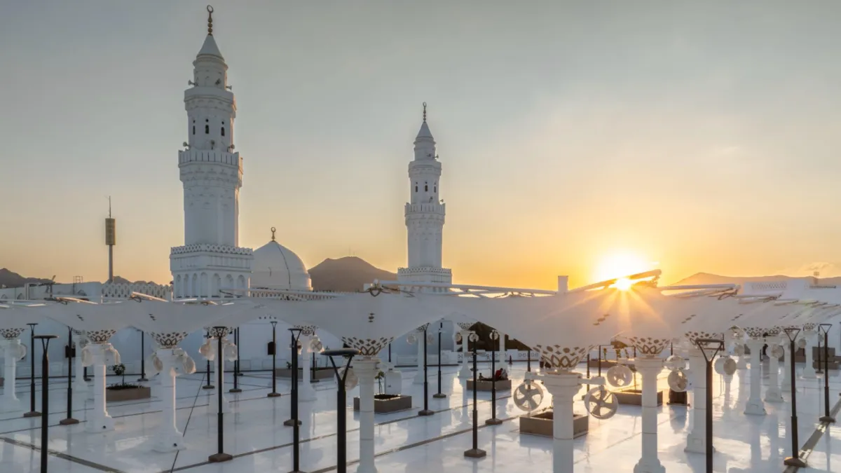 خادم الحرمين يوجّه بفتح «مسجد القبلتين» في المدينة المنورة على مدار الساعة