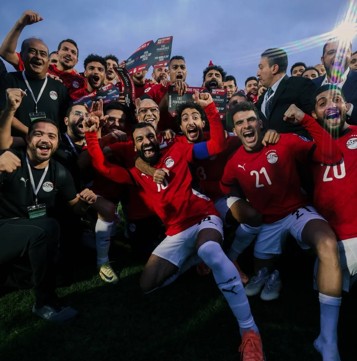 لاعبو مصر يحتفلون ببلوغ المونديال… ويتعهدون بالمنافسة على كأس أفريقيا