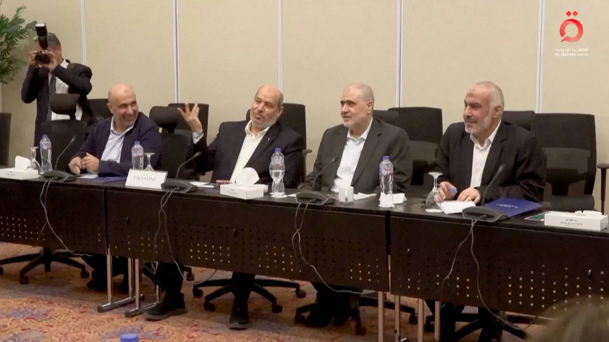 «ضمانات مكتوبة وخلافات على أسماء أسرى»... ما كواليس الساعات الأخيرة في اتفاق غزة؟
مصادر لـ«الشرق الأوسط»: الفصائل تمسكت بانسحاب إسرائيل من العمق السكني