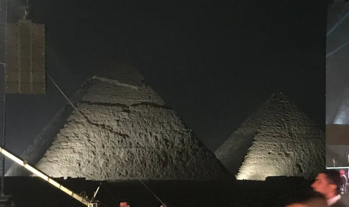 دعوى قضائية تعيد الجدل بشأن الحفلات «الصاخبة» في منطقة الأهرامات
طالبت بإلغائها... وحذرت من «خلخلة» البناء الحجري بسبب «الترددات المرتفعة»