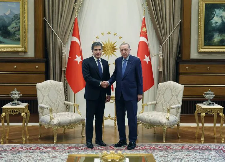 إردوغان بحث مع بارزاني العلاقات مع بغداد وأربيل وقضايا المياه والطاقة
المباحثات تطرقت إلى حل حزب «العمال الكردستاني»
