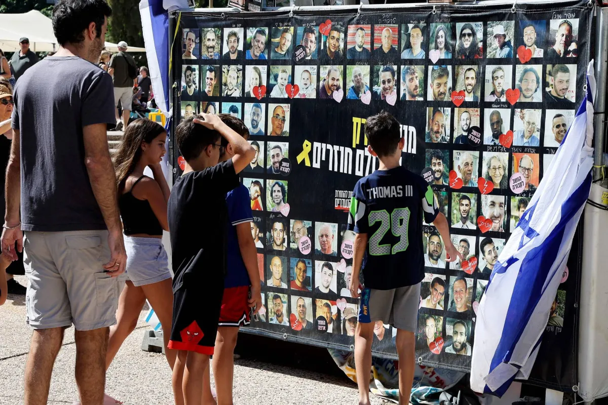 إسرائيل تجمع الأسرى الفلسطينيين استعداداً للتبادل
«الشاباك» يستبعد قادة ومقاتلي «7 أكتوبر» وطبيبين