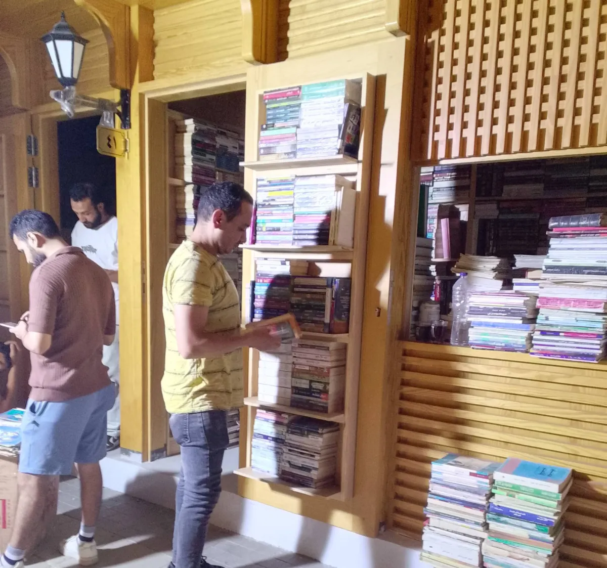 «سور الأزبكية» لبيع الكتب القديمة بالقاهرة لتجاوز أزمات «النقل المتكرر»
يضم أكثر من 70 مكتبة تم تصميمها بطراز يبرز الطابع التراثي للمنطقة
