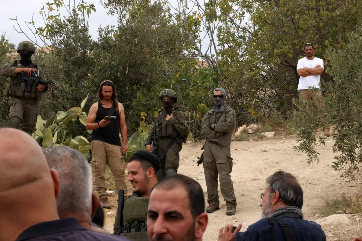 القوات الإسرائيلية تعتدي على فلسطينيين وتحتجز عدداً منهم جنوب الخليل