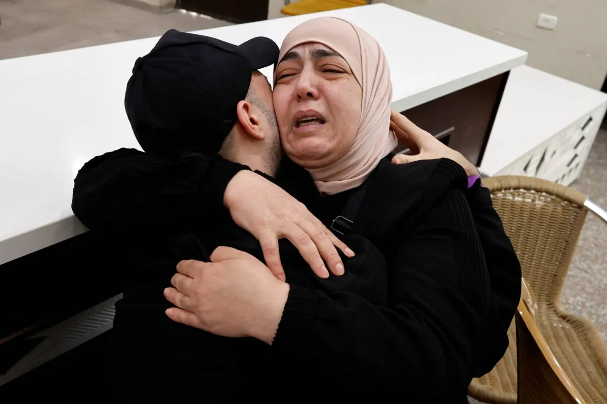 بالدموع والزغاريد... أهالي الأسرى الفلسطينيين يعانقون ذويهم (صور)
إسرائيل تفرج عن 96 أسيراً من سجن «عوفر»