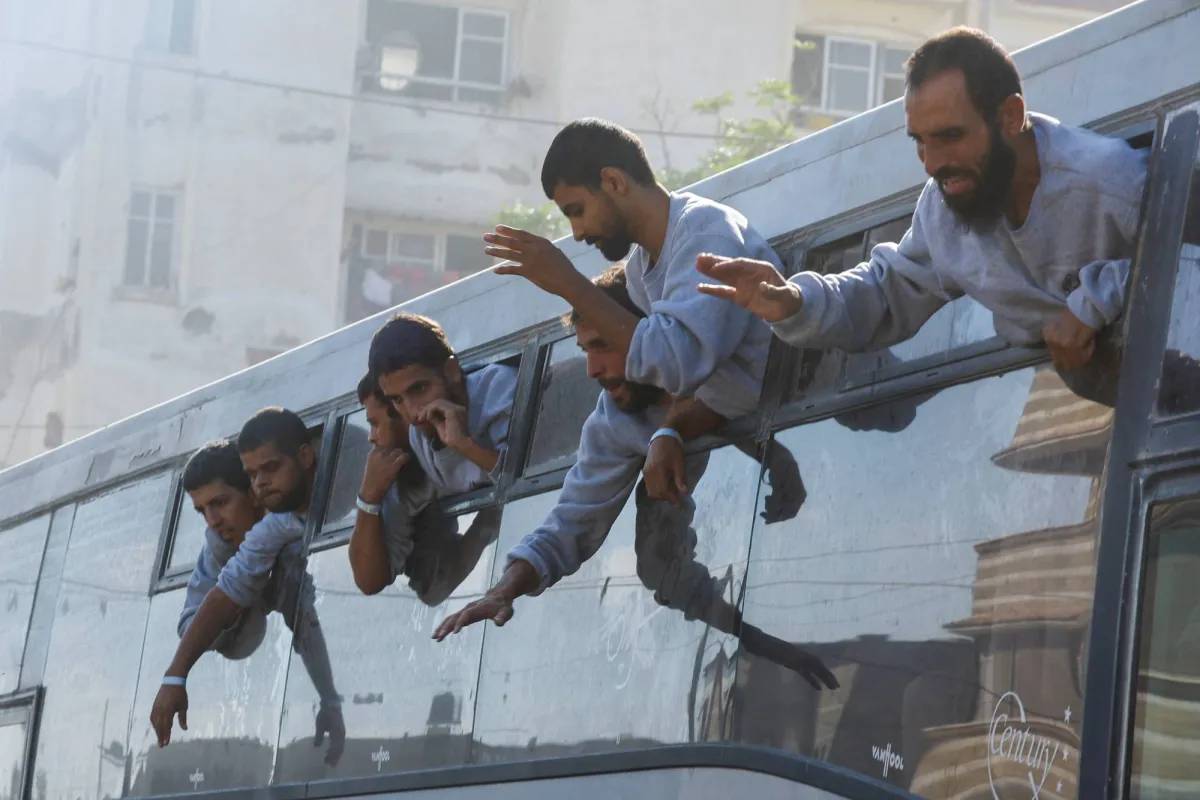 مَن الرهائن الإسرائيليون وأبرز الأسرى الفلسطينيين في آخر صفقة تبادل بحرب غزة؟
