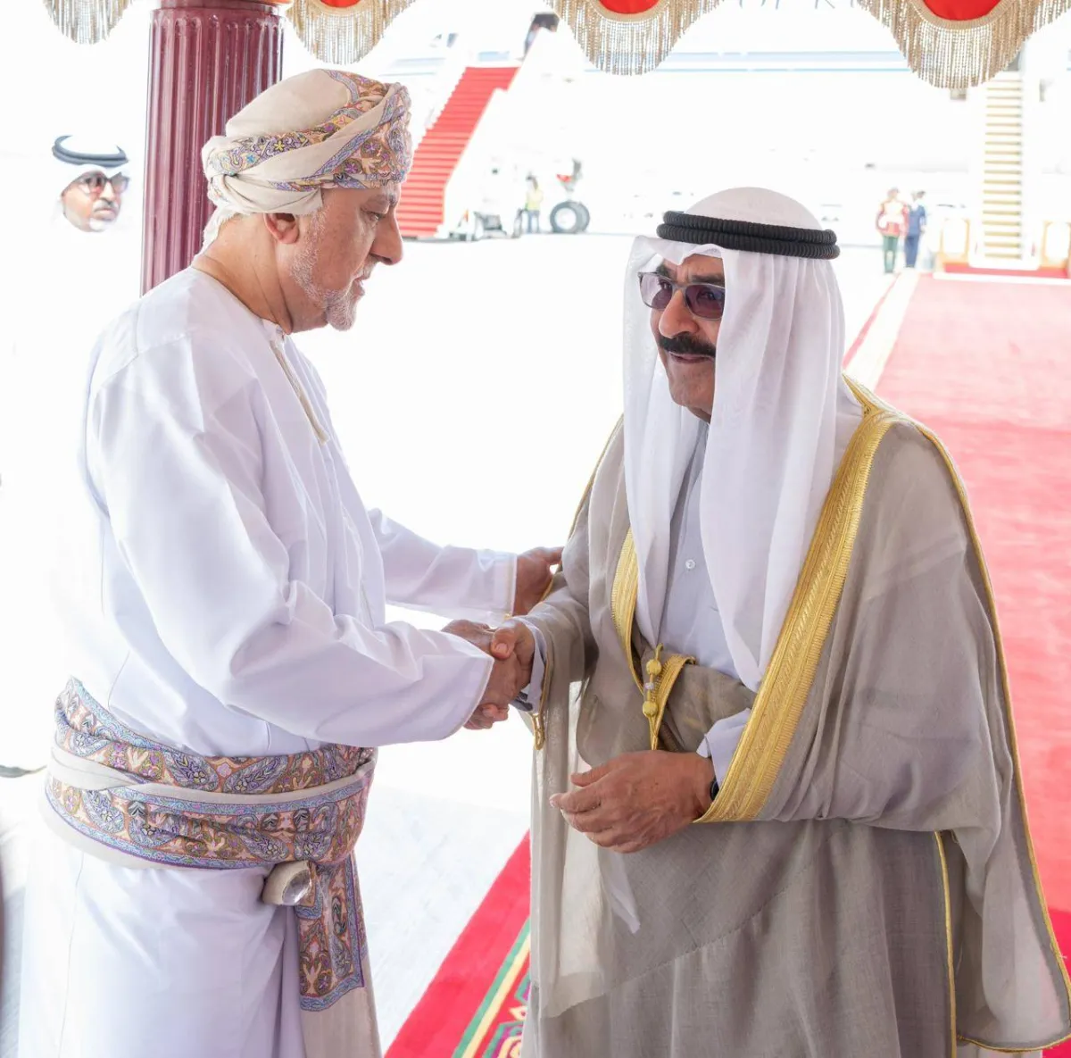 سلطان عُمان وأمير الكويت يؤكدان تعزيز التعاون الاقتصادي والتجاري والاستثماري