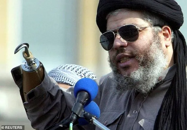أبو حمزة المصري «يطلب الرحمة» من السلطات الأميركية
الداعية المتشدد يتوسل الإفراج من «أسوأ السجون» لأنه عاجز عن استخدام المرحاض