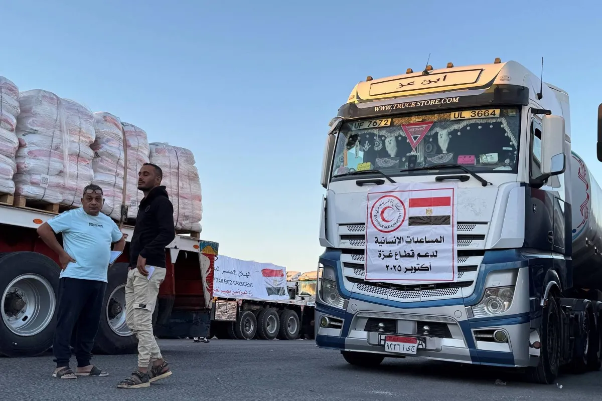المساعدات المصرية تتدفق على «كرم أبو سالم» و«العوجة»... و«رفح» بانتظار تسوية
عبد العاطي يؤكد أن المنفذ البري «مفتوح من جانبنا على مدار الساعة»