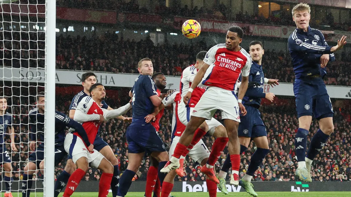 هل العودة لأساليب اللعب القديمة ستجلب النجاح لأندية الدوري الإنجليزي؟
التمريرات ورميات التماس الطويلة باتت سلاحاً يعتمد عليه المدربون... وآرسنال الأكثر تميزاً
