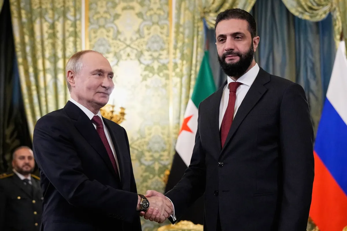 مسؤول سوري يقول إن الرئيس أحمد الشرع طالب خلال لقائه نظيره الروسي بتسليم «الهارب بشار الأسد» بشكل واضح 