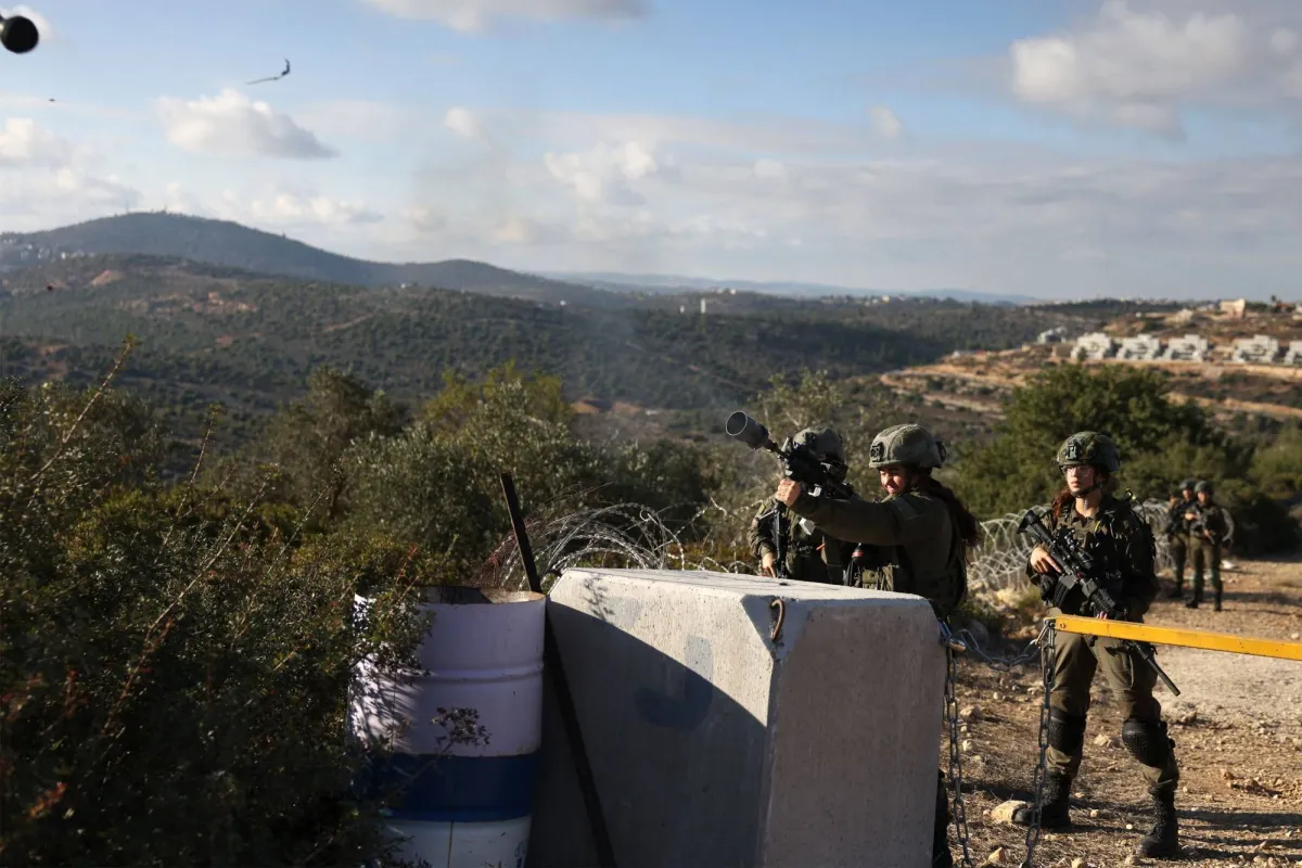 إصابة متضامن أجنبي وفلسطينيَّين في هجوم مستوطنين شمال رام الله