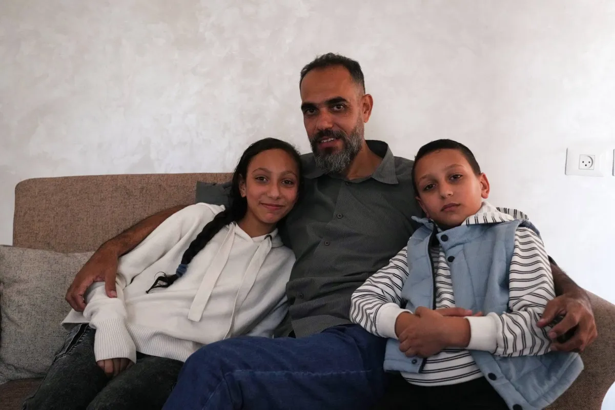 والد الطفل يوسف «أبو شعر كيرلي» خرج من الأسر ليُصدم بوفاة عائلته في غارة إسرائيلية
محمد أبو موسى يقول إنه عُومل «كالحيوانات» في سجن النقب