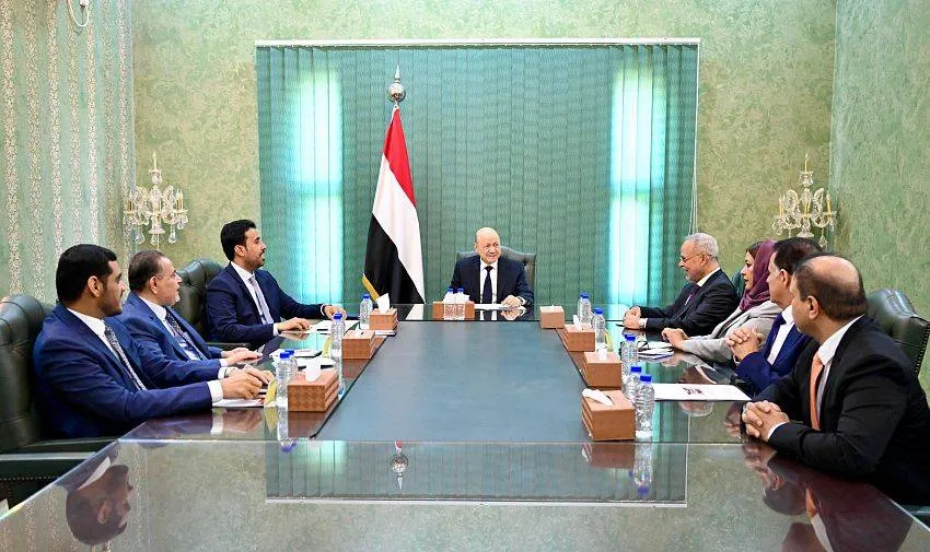 العليمي: الحوثيون يهددون الإغاثة... واليمن متمسك بحاضنته الخليجية
دعوة لتوحيد الصف وتعزيز الجبهة الداخلية