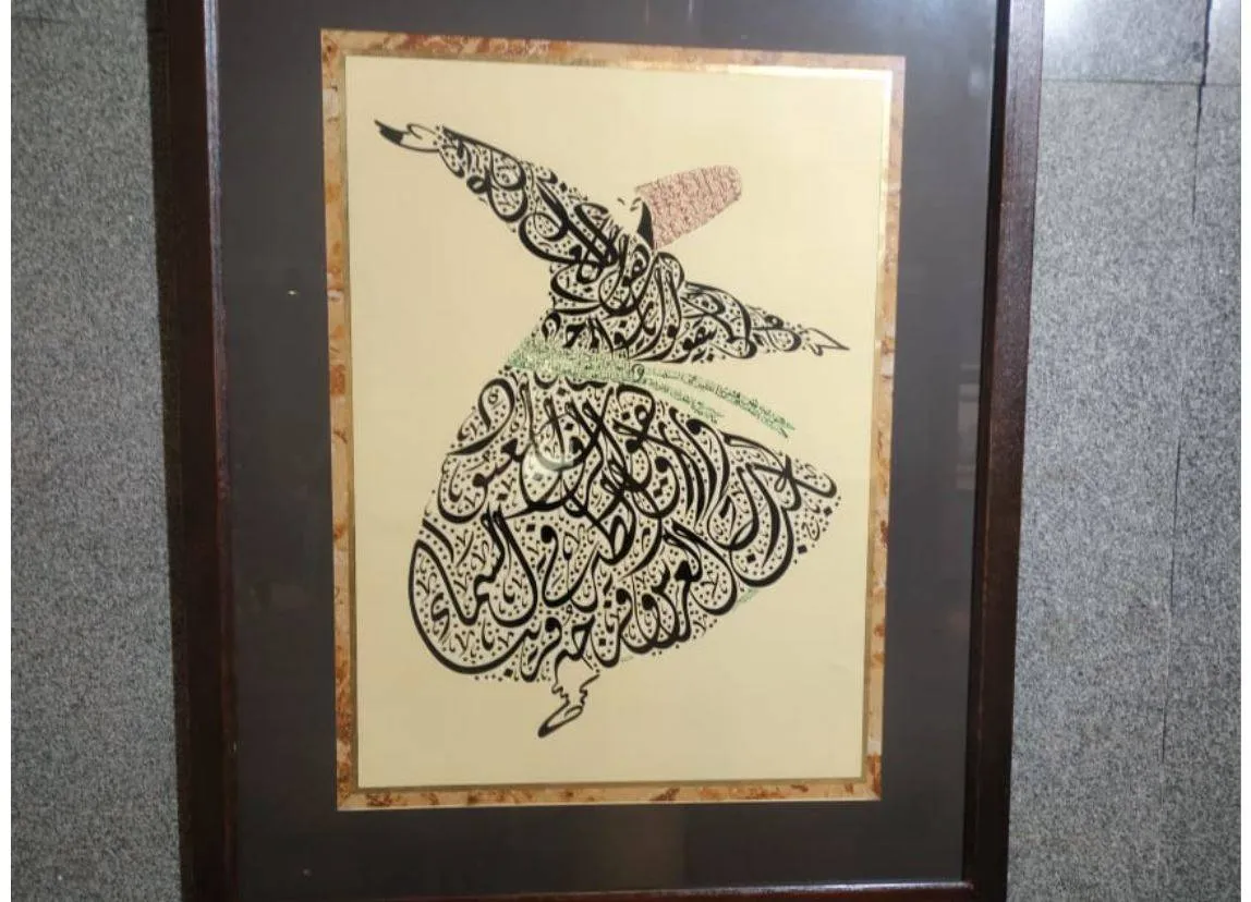 «فن المحاكاة»... الخط العربي يزين صهوة الخيول وأجنحة المولوية
معرض قاهري يضم 37 لوحة بالتزامن مع مهرجان الموسيقى