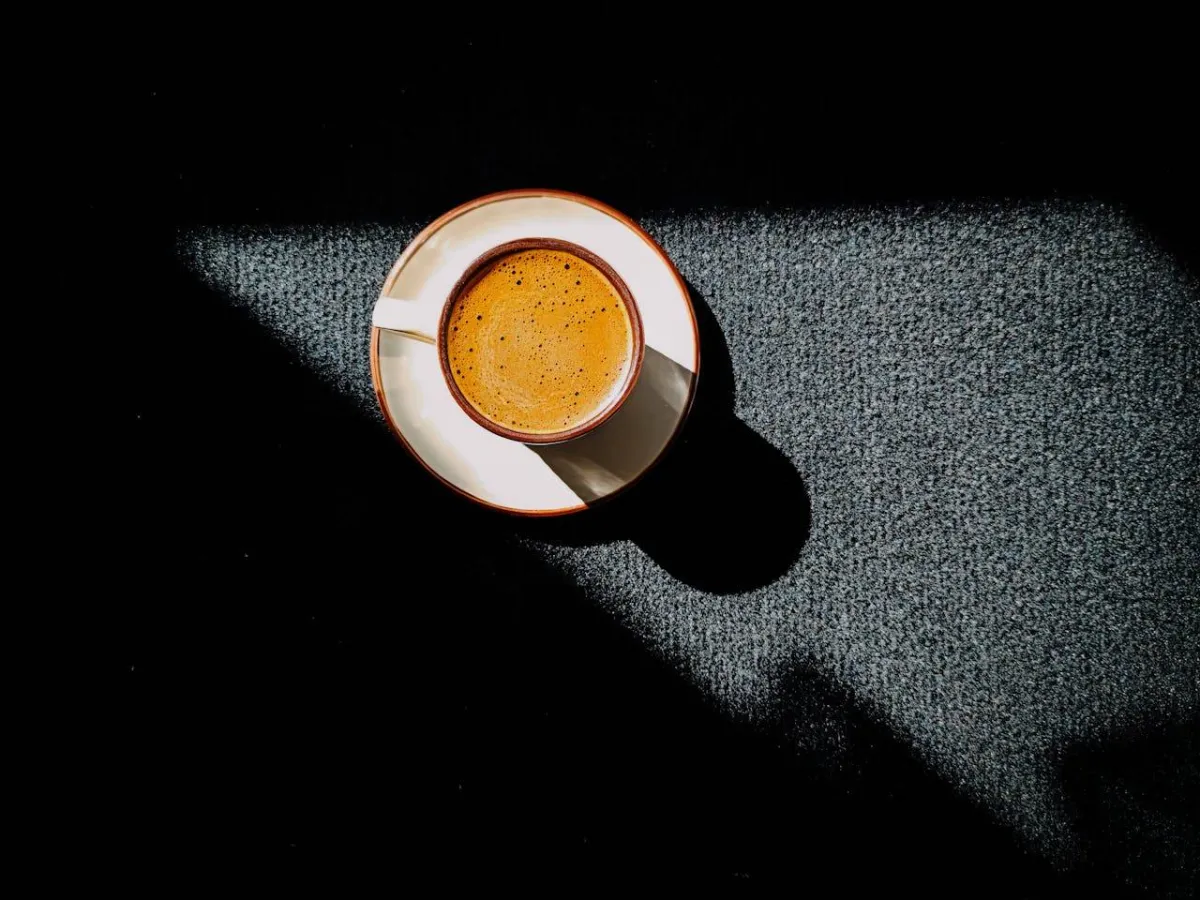 حتى لو تناولته في وقت مبكر من اليوم قد يبقى جزء صغير منه في الجسم ساعات طويلة، تعرف على العوامل التي تؤثر على مدة بقاء الكافيين 