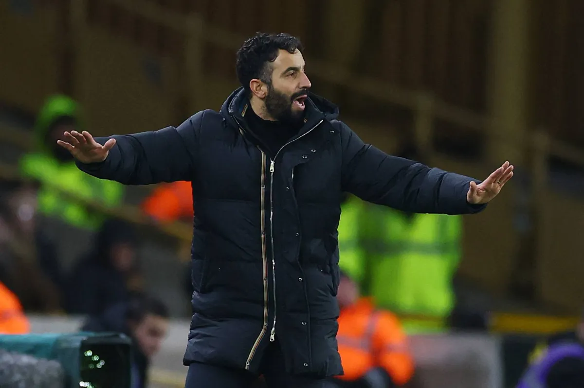 تقبل روبن أموريم مدرب مانشستر يونايتد الانتقادات الموجهة له من اللاعبين السابقين للنادي المنافس في الدوري الإنجليزي الممتاز لكرة القدم، لكنه أكد أن الحكم على فريقه يتم دون معرفة «كل المعلومات» 