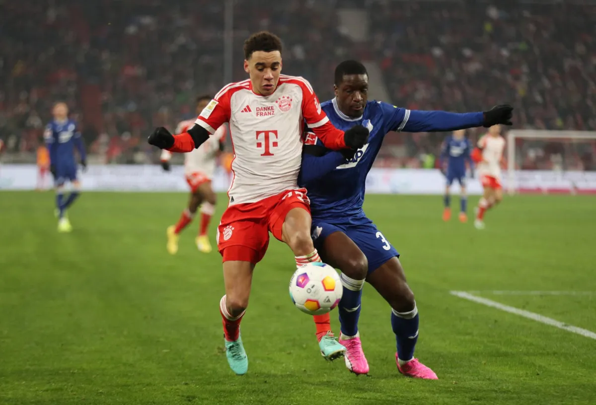 عاد نجم بايرن ميونيخ، اللاعب الألماني جمال موسيالا، إلى المشارَكة في التدريبات الجماعية للفريق، بعد غياب استمرَّ لأكثر من 5 أشهر؛ بسبب الإصابة، في خطوة تمثل تطوراً مهماً في مسار تعافيه 