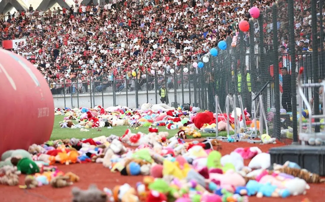 فازت جماهير نادي زاخو العراقي بجائزة «فيفا» للمشجعين لعام 2025، ضمن حفل «ذا بيست» في العاصمة القطرية الدوحة، بعدما خطفت أنظار العالم بمبادرة إنسانية لافتة سبقت مباراة الفريق أمام نادي الحدود ضمن الدوري العراقي في 13 مايو 