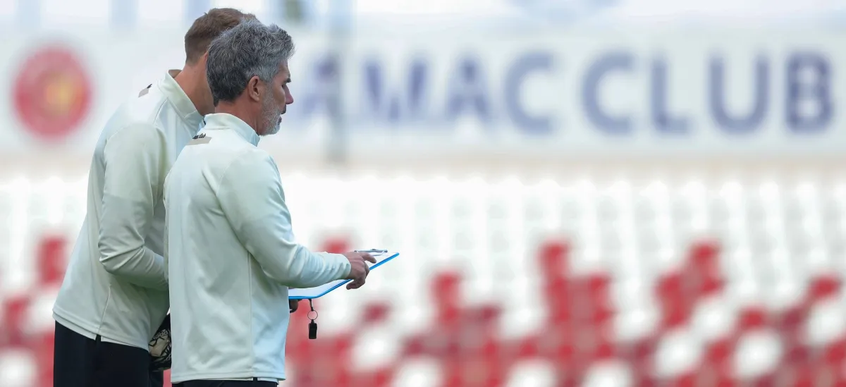 قرر الاتحاد الدولي لكرة القدم إيقاف نادي ضمك ومنعه من التسجيل لثلاث فترات تسجيل متتالية، وذلك نتيجة للتراكمات المالية وعدم تسديد المستحقات السابقة 