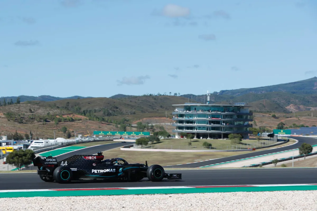 هل ستُمكّن التغييرات القانونية الجذرية المنتظرة في بطولة العالم لـ«فورمولا 1»، فيراري، أنجح فرق الفئة الأولى، من استعادة أمجاده السابقة؟. على الرغم من استمرار حالة عدم اليقين، يُمثّل موسم 2026 فرصة سانحة لسكوديريا من أجل العودة إلى سكة الانتصارات 