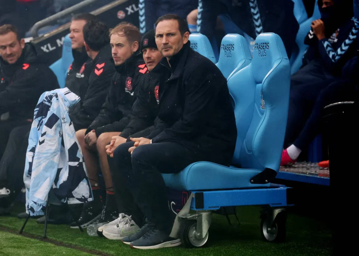 قال فرانك لامبارد مدرب كوفنتري سيتي إنه تجاوز حدوده بعدما أشعل مواجهة بين لاعبي فريقه ولاعبي مضيفه ساوثهامبتون بإشاراته المتكررة نحو جماهير صاحب الأرض بعد المباراة التي انتهت بالتعادل 1-1 في دوري الدرجة الثانية الإنجليزي لكرة القدم 