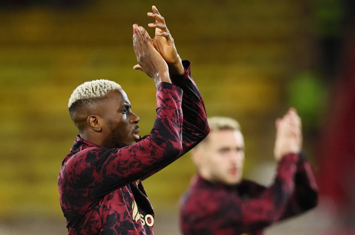 كان فيكتور أوسيمهن يبيع الصحف في شوارع لاغوس المزدحمة والمختنقة بحركة المرور، أما اليوم فهو يتصدر العناوين بفضل تألقه مهاجماً بارعاً في التسجيل مع منتخب بلاده نيجيريا وناديه «غلاطة سراي» التركي 