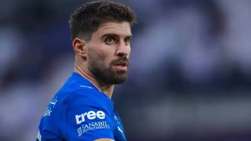 يبدو أن روبن نيفيز يقترب من محطة مفصلية في مسيرته الاحترافية، مع اقتراب نهاية عقده مع نادي الهلال السعودي، وسط مؤشرات متزايدة على أنه لن يواصل مشواره في الدوري السعودي.. بحسب صحيفة «آس» الإسبانية، فإن ريال مدريد يراقب سوق لاعبي الوسط عن كثب بحثاً عن خيارات 