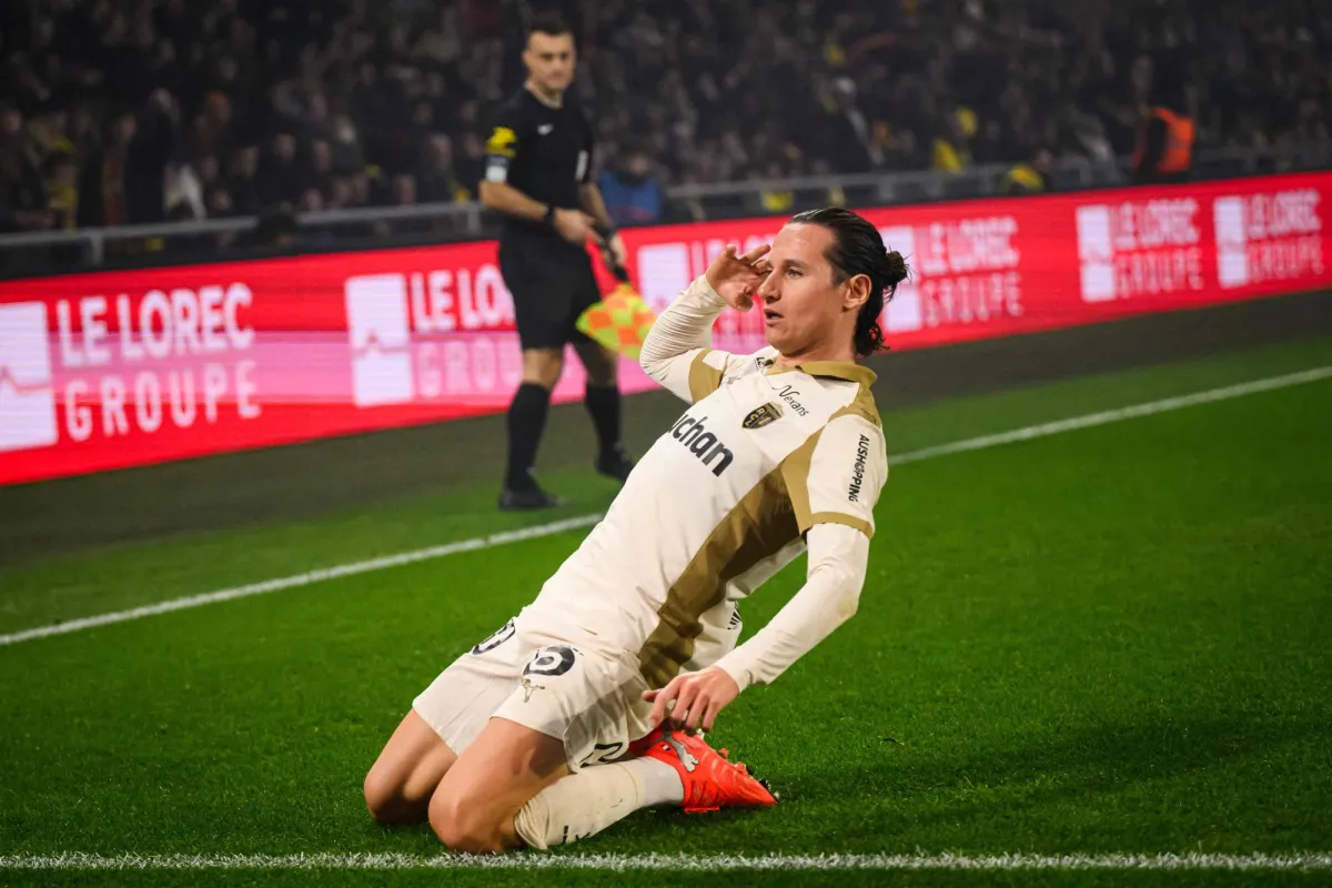 يبدأ لانس العام الجديد 2026 متفوقاً بفارق نقطة واحدة عن باريس سان جيرمان حامل لقب الدوري الفرنسي لكرة القدم، وسط تطلع الجماهير الفرنسية لمنافسة قوية على اللقب 