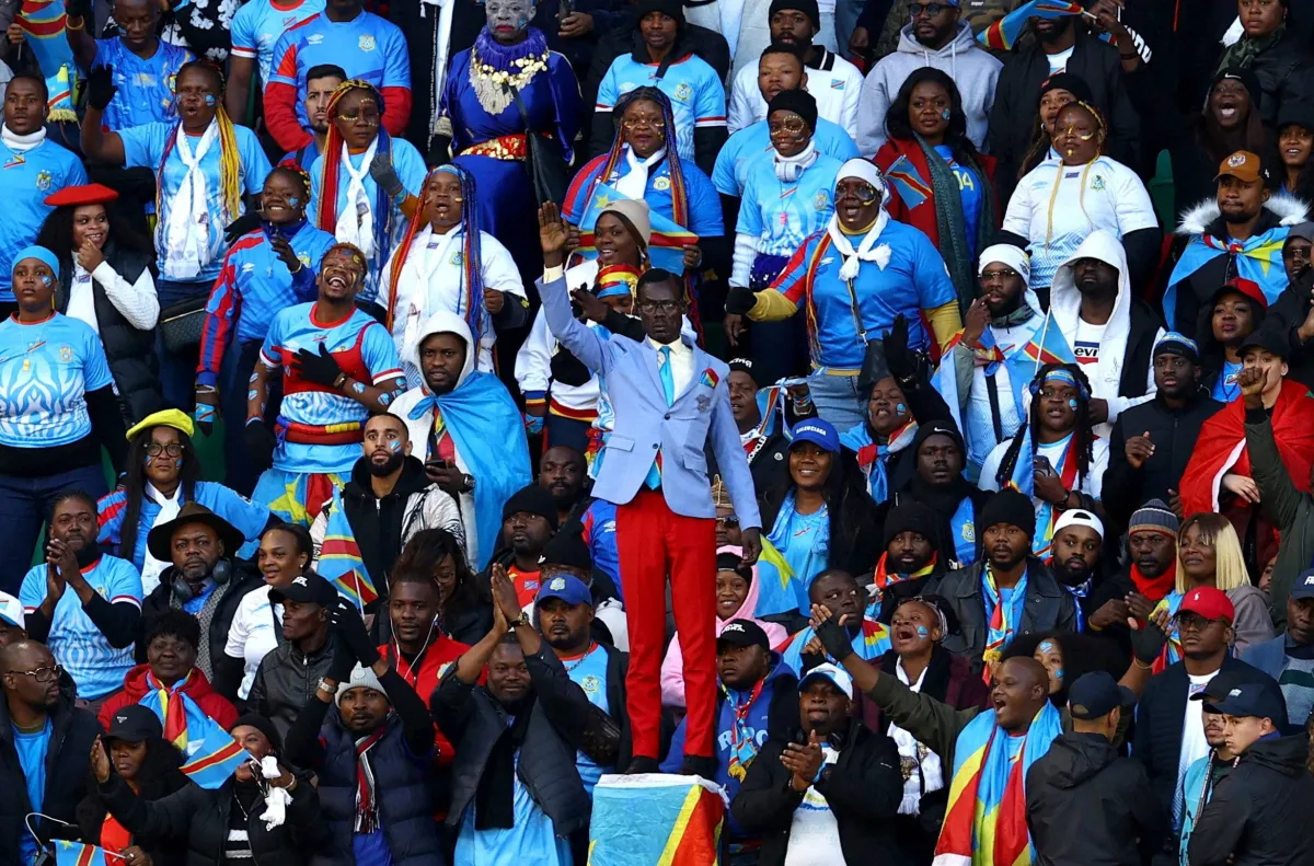 تحوَّلت خسارة منتخب الكونغو أمام الجزائر في الدور ثُمن النهائي من كأس أمم أفريقيا 2025، إلى واحدة من أكثر الليالي تأثيراً في البطولة، وذلك بسبب المشهد الإنساني الذي أعقب صفارة النهاية، حين انهار المشجع الكونغولي الشهير «لومومبا» بالبكاء في المدرجات 