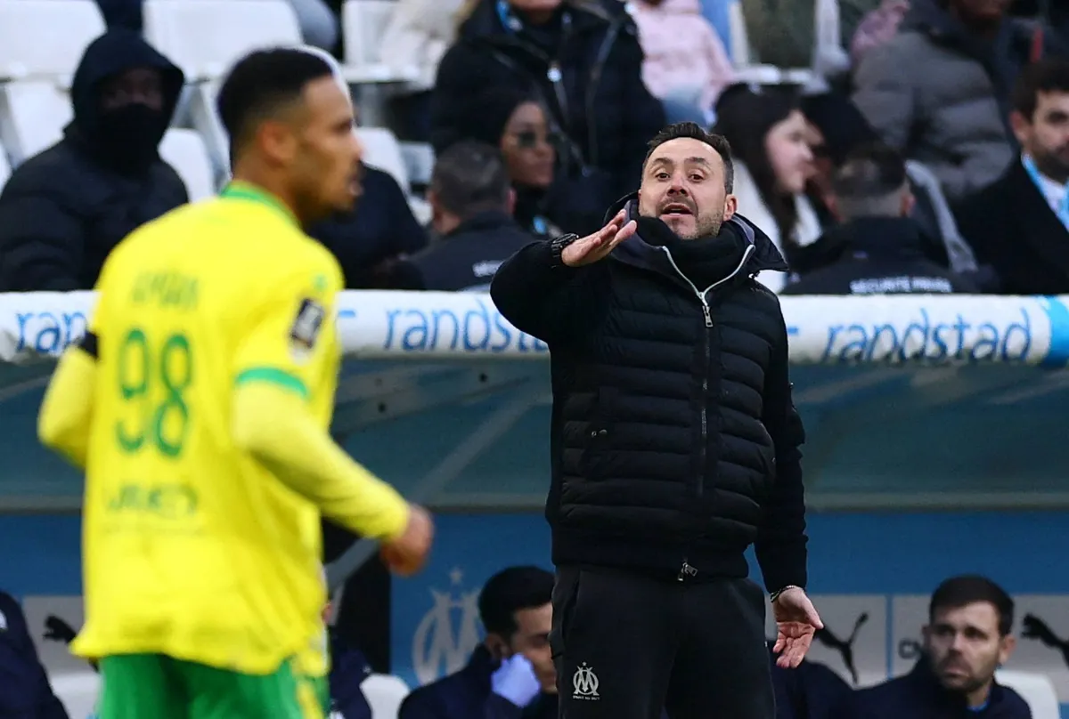 أبدى روبيرتو دي زيربي، المدير الفني لفريق أولمبيك مرسيليا، أسفه لإخفاق فريقه في التتويج بلقب كأس السوبر الفرنسي لكرة القدم، أمام منافسه اللدود باريس سان جيرمان، مشيراً إلى أنه بكى عقب انتهاء اللقاء 