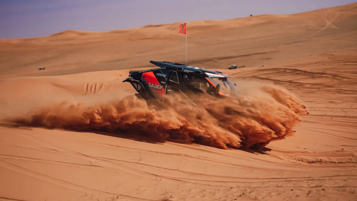 تُستأنف، الأحد، منافسات «رالي داكار السعودية 2026»، وذلك بانطلاق المرحلة السابعة التي ستبدأ من مدينة الرياض، وصولاً إلى محافظة وادي الدواسر، بمسافة تبلغ 876 كيلومتراً، منها 462 كيلومتراً للمرحلة الخاصة الخاضعة للتوقيت 