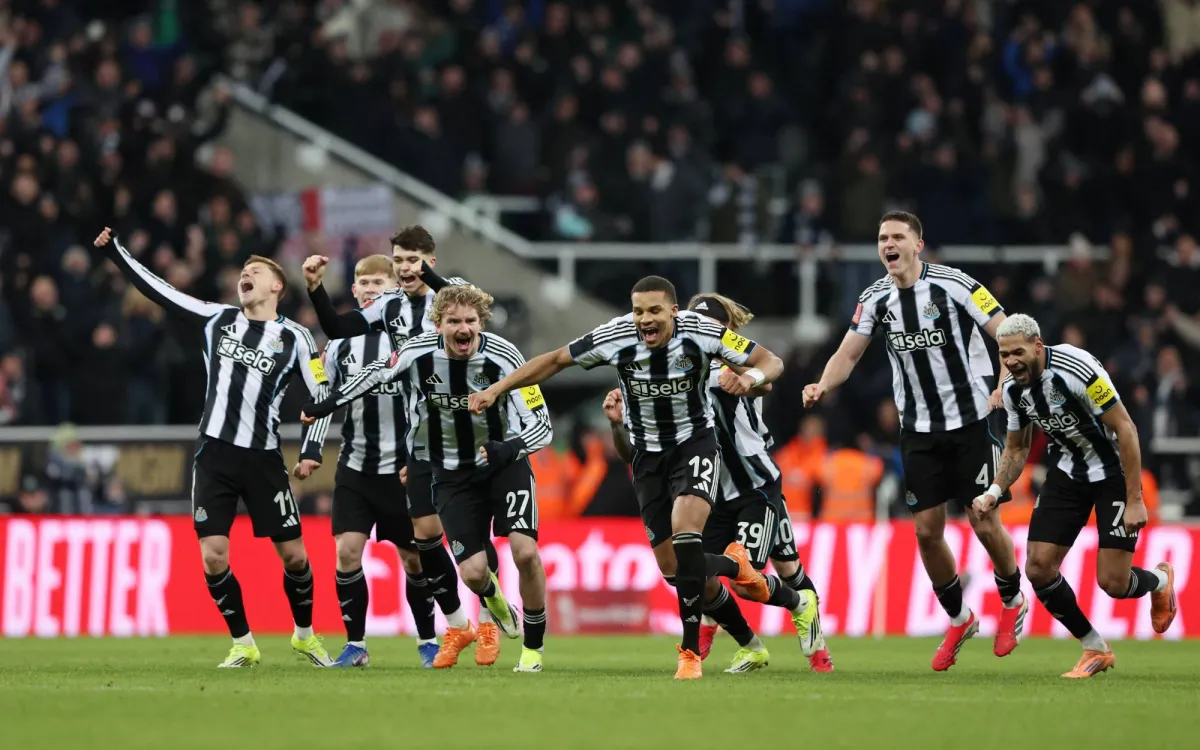 تأهل نيوكاسل يونايتد للدور الرابع في كأس الاتحاد الإنجليزي بعد مباراة ماراثونية أمام ضيفه بورنموث على ملعب سانت جيمس بارك، السبت، بعد انتهاء الوقتين الأصلي والإضافي 3-3 