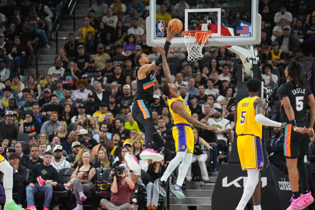 قاد الفرنسي فيكتور ويمبانياما فريقه سان أنتونيو سبيرز لإسقاط بوسطن سلتيكس في معقله 100-95، بينما عاد لوس أنجليس كليبرز من بعيد ليفوز على متصدر الشرق ديترويت بيستونز 98-92 في دوري كرة السلة الأميركي للمحترفين (إن بي إيه) 