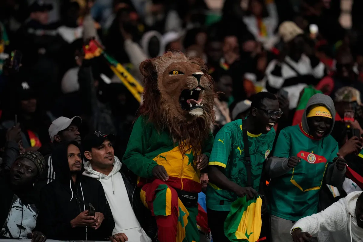 دعا الاتحاد السنغالي لكرة القدم جماهير منتخب «أسود التيرانغا» للتحلي بروح المسؤولية والانضباط، قبل لقاء الفريق ضد نظيره المصري 