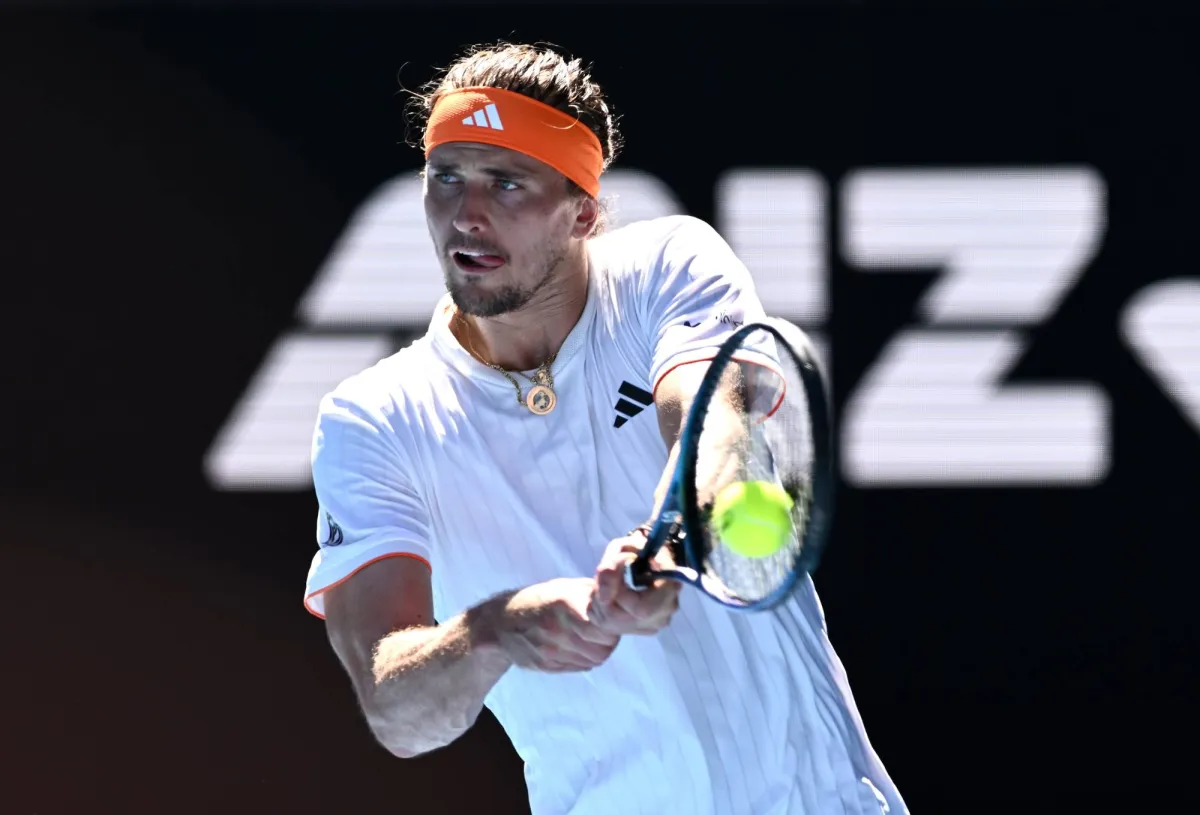 استهل ألكسندر زفيريف سعيه نحو لقبه الأول في دورة أستراليا المفتوحة للتنس بفوز صعب في الدور الأول على الكندي غابرييل ديالو، وسط استياء شديد من الجماهير بسبب الطوابير الطويلة وتوقف بيع التذاكر المفاجئ في اليوم الأول من البطولة 