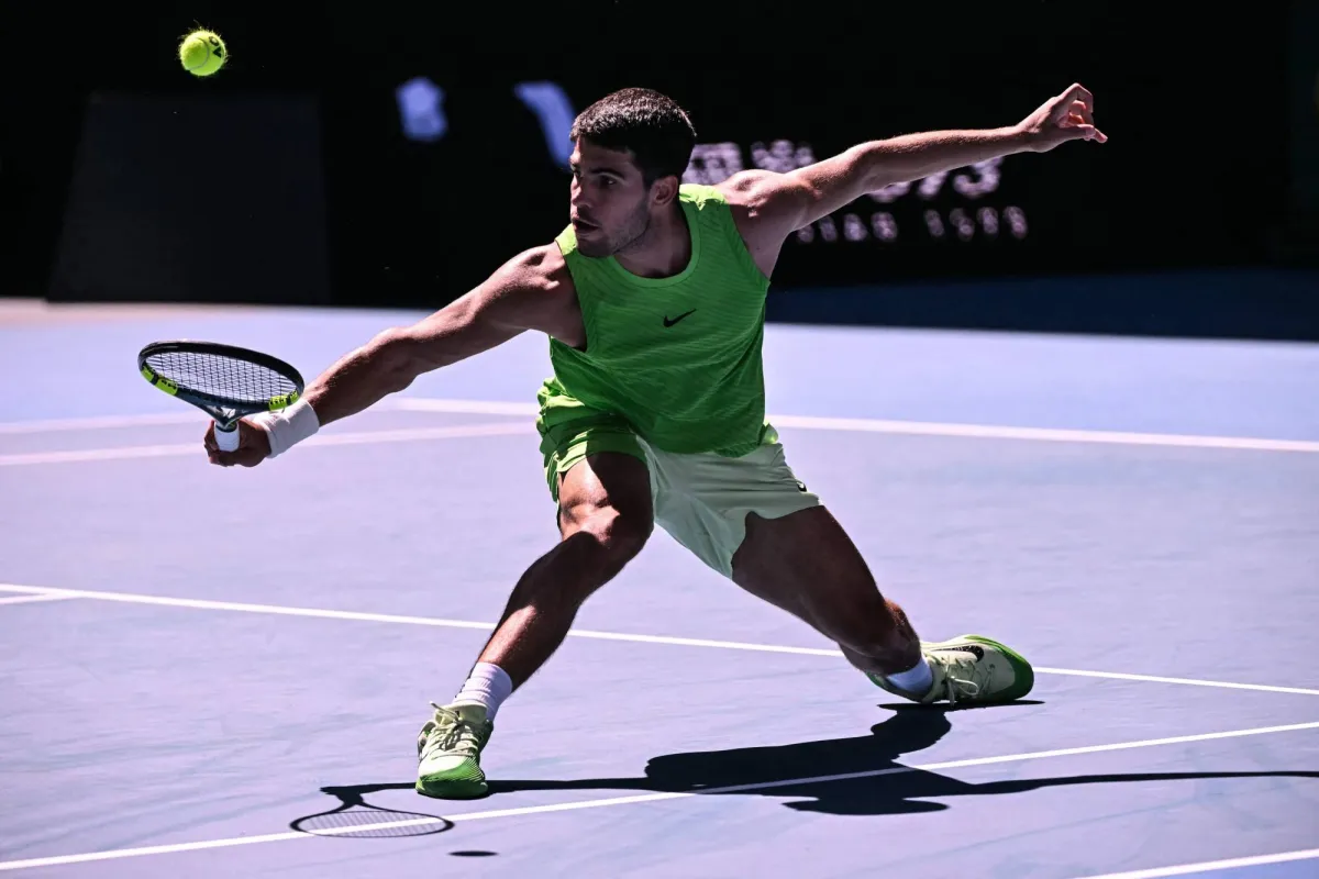 فاز الإسباني كارلوس ألكاراس، حامل ستة ألقاب في البطولات الكبرى، بصعوبة على الألماني يانيك هانفمان الأربعاء، ليحجز مقعده في الدور الثالث من دورة أستراليا المفتوحة للتنس 