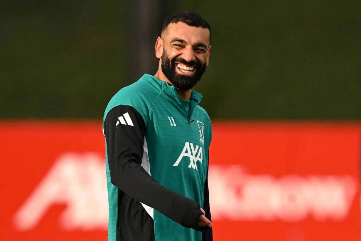 تأخر محمد صلاح عمداً في الظهور أمام عدسات المصورين في مقر تدريبات ليفربول، حيث كان النجم المصري آخر من دخل أرض الملعب خلال الحصة التدريبية بعد ظهر الثلاثاء، يتقدمه مباشرة المدير الفني آرني سلوت، وذلك وفقاً لشبكة «The Athletic» 