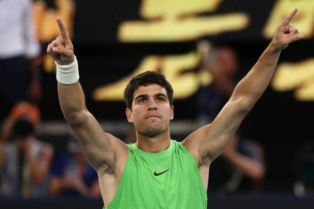 بعد مواجهة ماراثونية حبست الأنفاس، واصل النجم الإسباني كارلوس ألكاراس مشواره بثبات نحو التتويج بلقبه الأول في منافسات فردي الرجال ببطولة أستراليا المفتوحة، أولى بطولات «الغراند سلام» الأربع الكبرى لهذا الموسم 