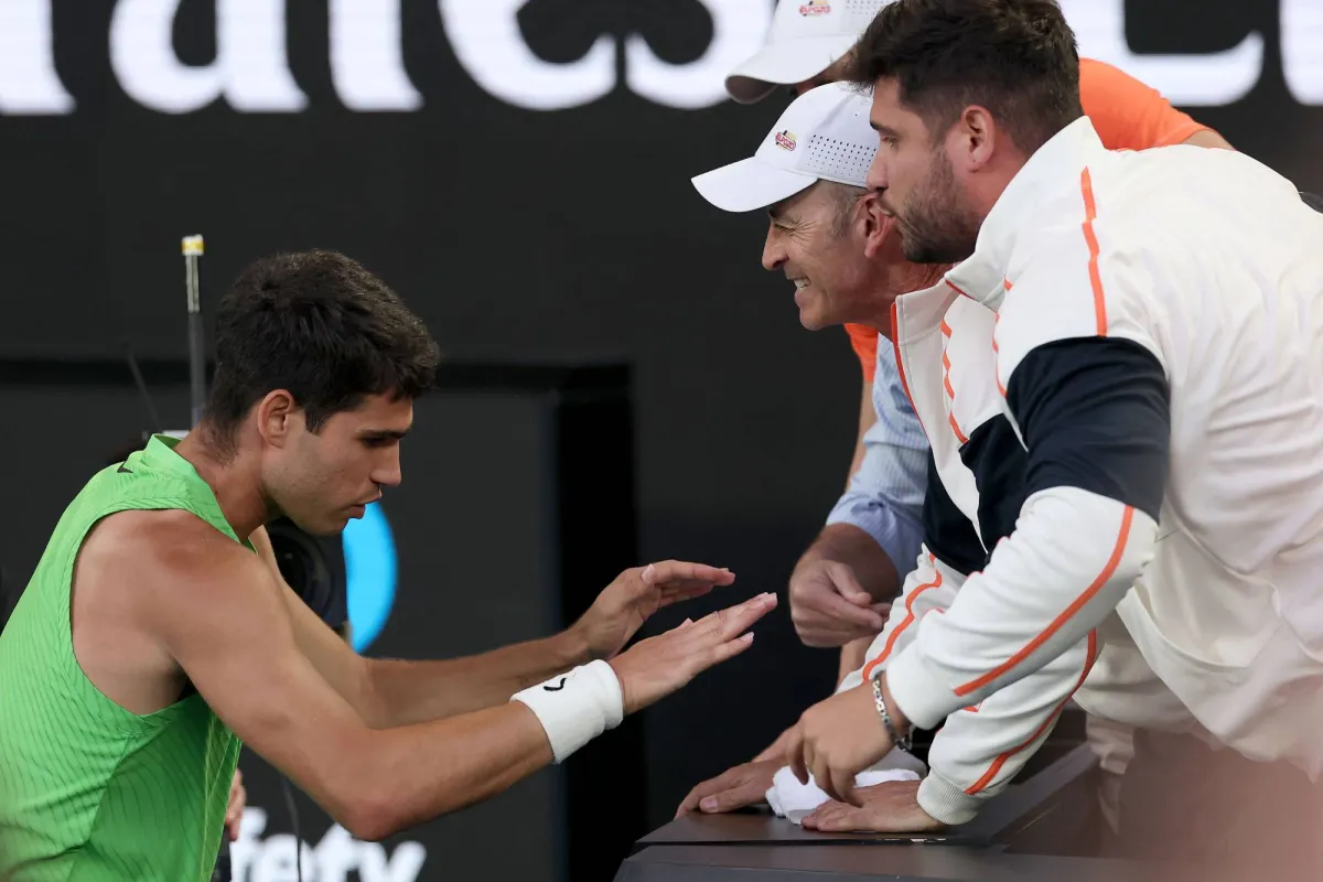 كتب النجم الإسباني الشاب كارلوس ألكاراس فصلاً استثنائياً في مسيرته، بعدما حجز بطاقة التأهل إلى نهائي بطولة «أستراليا المفتوحة» للتنس، أولى بطولات «الغراند سلام» الأربع الكبرى لهذا العام، مُحقِّقاً هذا الإنجاز للمرة الأولى في مسيرته الاحترافية 