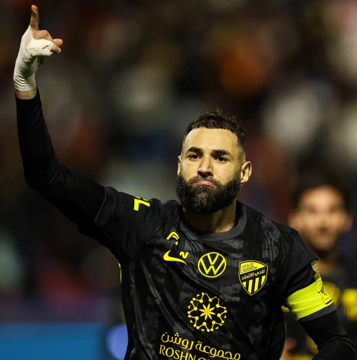 عاد الغموض ليحيط بوضع النجم الفرنسي كريم بنزيمة مع نادي الاتحاد، بعد غيابه عن مواجهة الفتح ضمن الجولة الثامنة عشرة من الدوري السعودي، في توقيت حساس يمر به الفريق على المستويين الفني، والإداري 