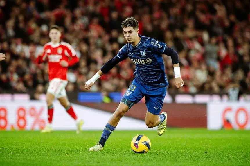 دخل نادي رين الفرنسي على خط المنافسة مع نادي الاتحاد من أجل التعاقد مع المهاجم المغربي الشاب ياسر الزبيري لاعب فاماليكاو بعدما أصبح اسمه مطروحاً بقوة في سوق الانتقالات خلال الفترة الحالية 