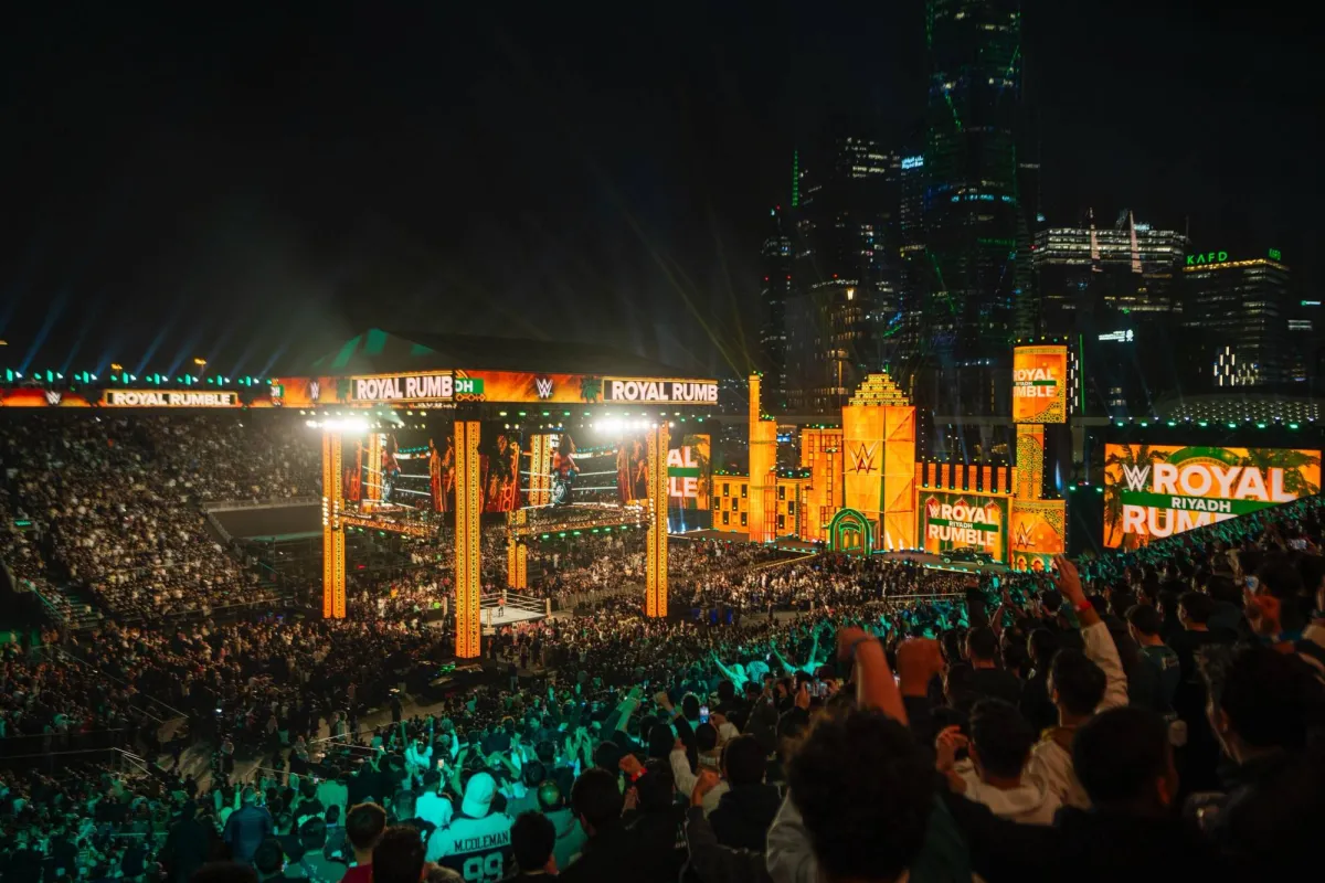 كتب المصارع رومان رينز التاريخ على أرض المملكة، بعد تتويجه بطلا لعرض «رويال رامبل الرياض 2026»، في الحدث الذي أقيم للمرة الأولى خارج حدود أميركا الشمالية، ضمن موسم الرياض 