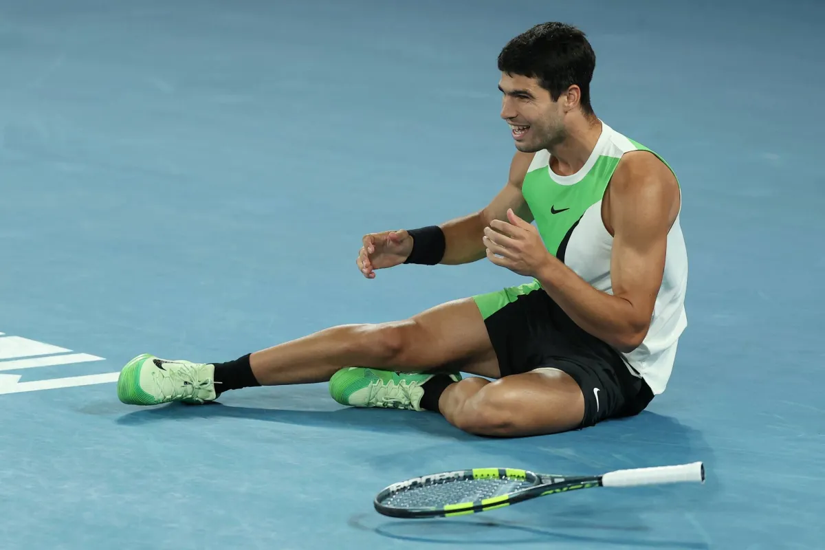 حسم الإسباني كارلوس ألكاراس لقب «بطولة أستراليا المفتوحة»، الأحد، بعد فوزٍ مثير على الصربي نوفاك ديوكوفيتش في مواجهة اتسمت بالقوة البدنية والذهنية، وامتدت على 4 مجموعات عكست صراع الأجيال بين لاعب شاب في ذروة صعوده، وأسطورة لا يزال يقاوم الزمن 