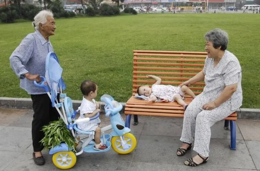 دراسة: الأجداد الذين يساعدون أحفادهم في الواجبات و العناية في أيام المرض والمبيت معهم يتمتعون بقدرات إدراكية أفضل 