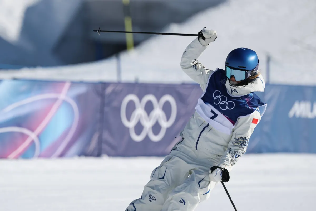 أقرَّت نجمة التزلج الحر الصينية أيلين غو بأن الإصابات أثرت على ثقتها، قبل أن تستعيد مستواها الكبير مجدداً، بينما تستعد للسعي وراء ثلاثية ذهبية أولمبية، في ألعاب ميلانو- كورتينا 