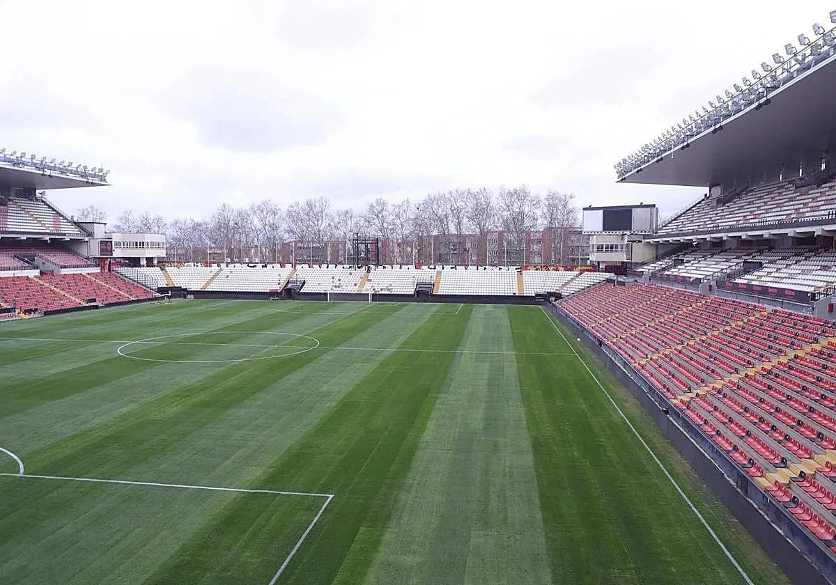 انتقد لاعبو رايو فايكانو وجهازه الفني إدارة النادي علناً بسبب «الظروف غير المقبولة»، ومن بينها الأرضيات غير الصالحة للعب والاستحمام بمياه باردة، وذلك قبيل تأجيل مباراة الفريق التي كانت مقررة السبت أمام ضيفه ريال أوفييدو بسبب سوء أرضية الملعب 