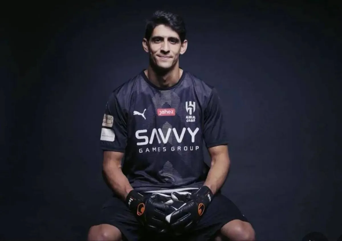 غاب الحارس المغربي ياسين بونو عن المشاركة في الحصة التدريبية الأخيرة لفريق الهلال، التي أُقيمت في دبي، استعداداً لمواجهة شباب الأهلي الإماراتي مساء الأحد، وذلك بسبب خضوعه لجلسة علاجية في منطقة الكتف 